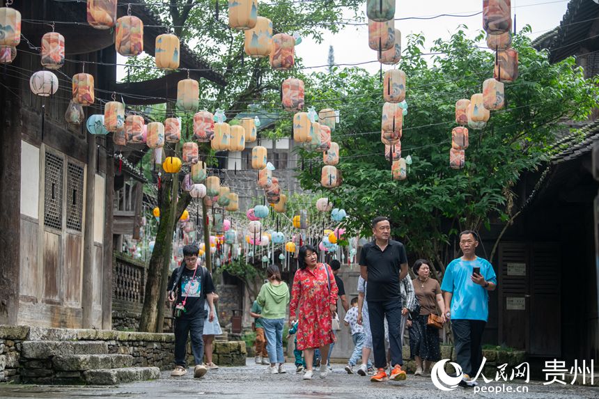 6月24日，游客在乌江寨景区游览，领略“贵州版的江南水乡”。人民网记者 翁奇羽摄
