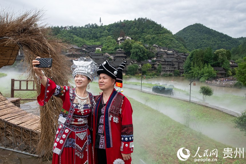 6月24日，来自浙江温州的陈先生夫妇在乌江寨景区自拍留念。人民网记者 翁奇羽摄
