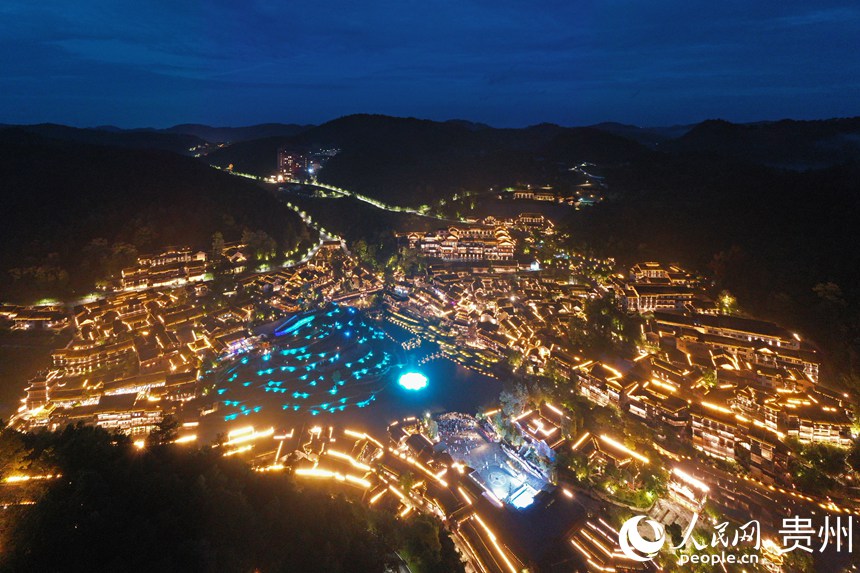 6月24日，乌江寨景区灯光璀璨，夜景迷人。人民网记者 翁奇羽摄