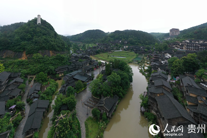 6月24日，雨后的乌江寨景区山水宁静，宛如水墨画。人民网记者 翁奇羽摄