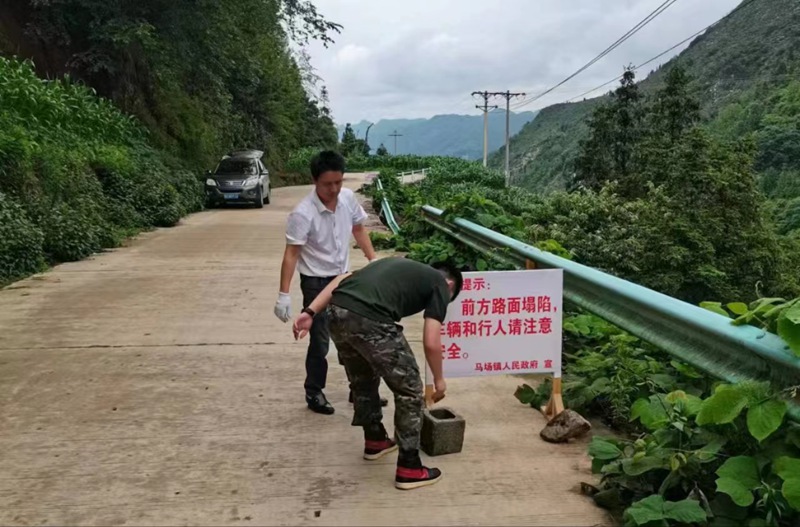 工作人员排查道路运行情况。