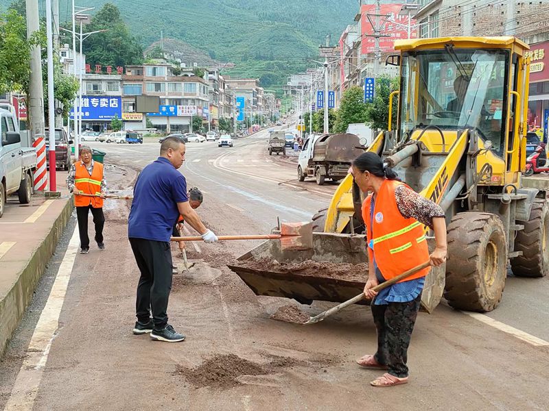 组织人员清理路面淤泥。