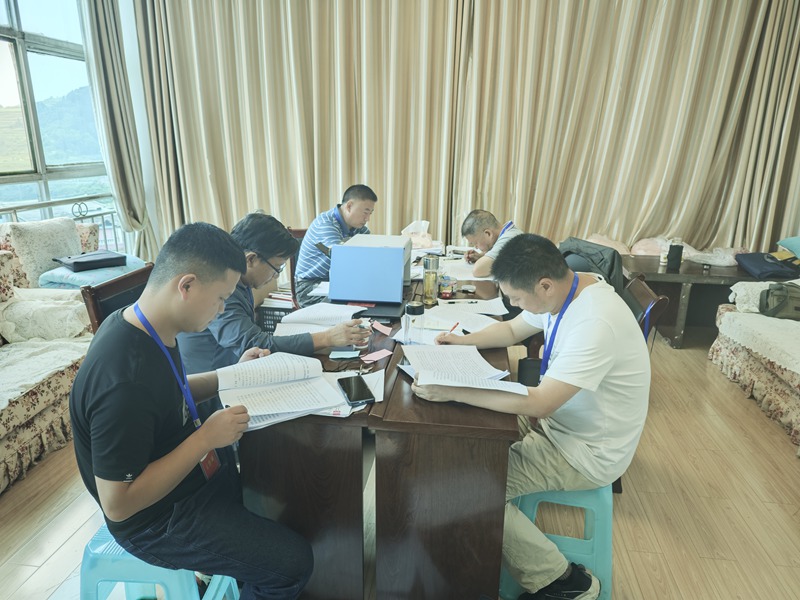 开阳县委第七轮巡察第三巡察组召开组务会。