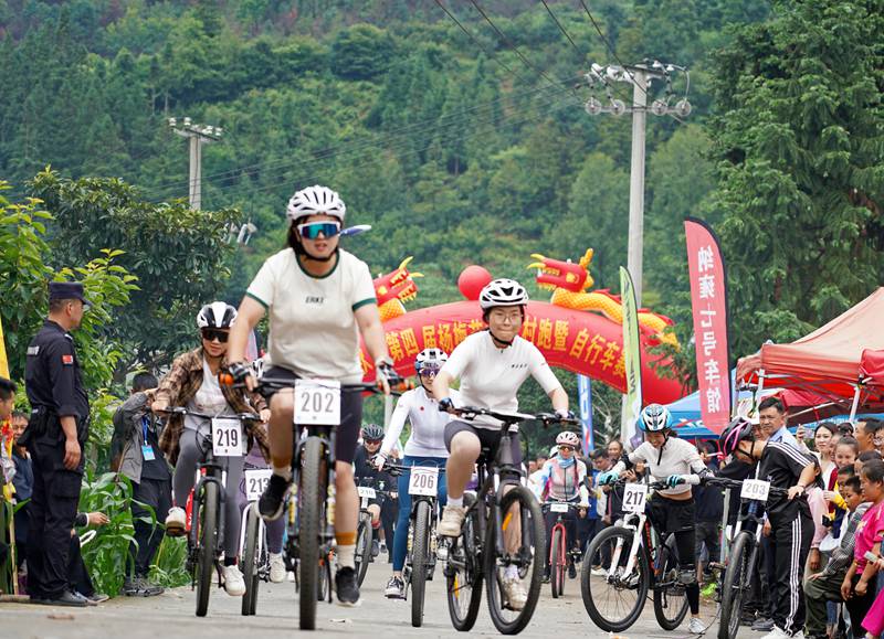 2024年6月22日，貴州省畢節市納雍縣昆寨鄉千秋村，山地自行車開賽。 楊英 攝