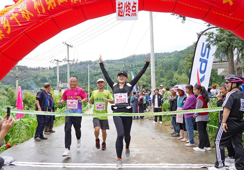 2024年6月22日，貴州省畢節市納雍縣昆寨鄉千秋村，山地“村跑”參賽選手沖過終點。 楊英 攝