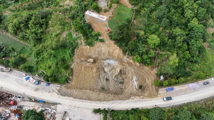 连续性降雨导致印江土家族苗族自治县出现路基、边坡垮塌阻断交通等情况，当地有关部门全面排查整治及时排除险情，全力保障全境国省干道“大安畅”。王东摄