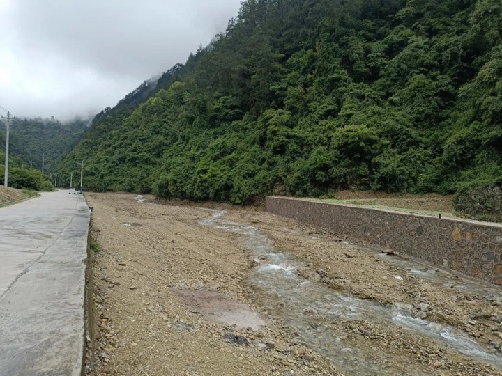 石阡县中坝街道江河村山洪沟治理项目正在推进中，目前工程治理正常运行，河道行洪畅通。黎娅玲摄