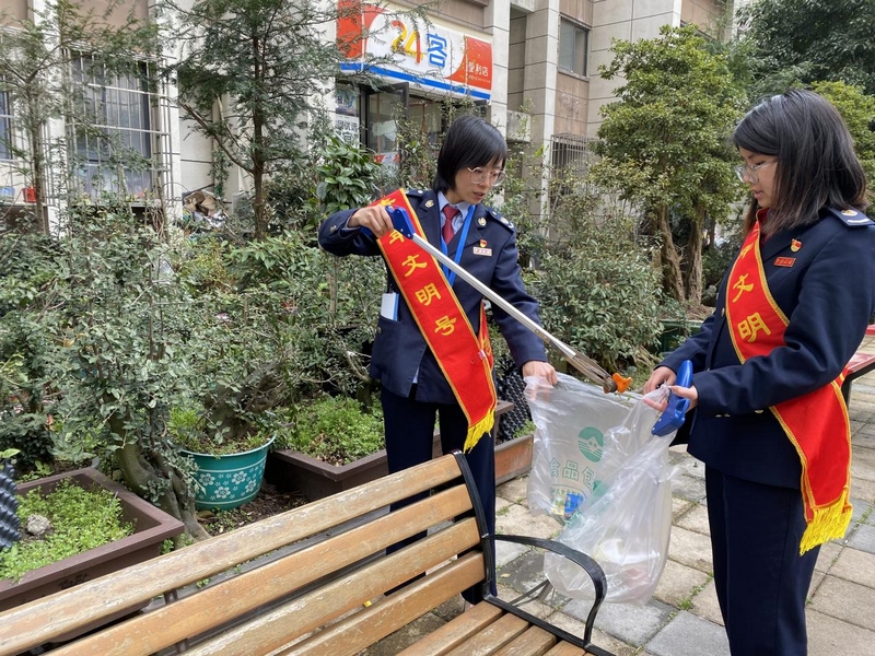 青年代表進社區開展環保志願活動