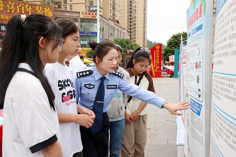 圖為普定縣在凱旋廣場開展以“防范青少年藥物濫用護苗青少年身心健康”為主題的禁毒宣傳活動。