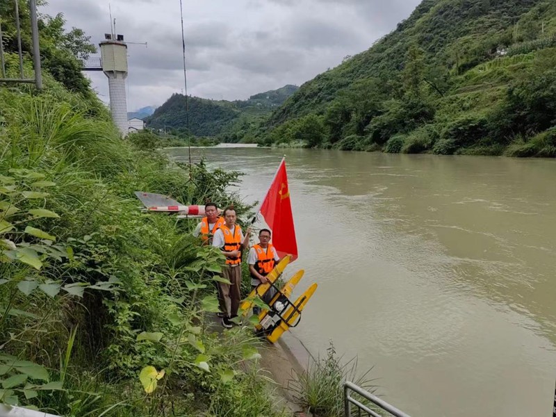 3、黨員先鋒隊在搶測洪峰。