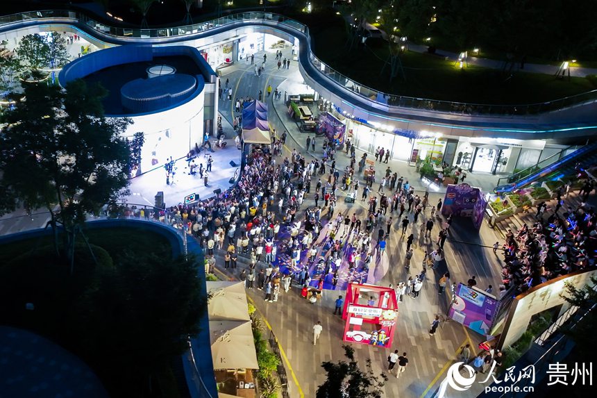 6月26日晚，贵阳市观山湖路边音乐会吸引不少市民游客驻足欣赏，感受音乐魅力。人民网记者 涂敏摄 