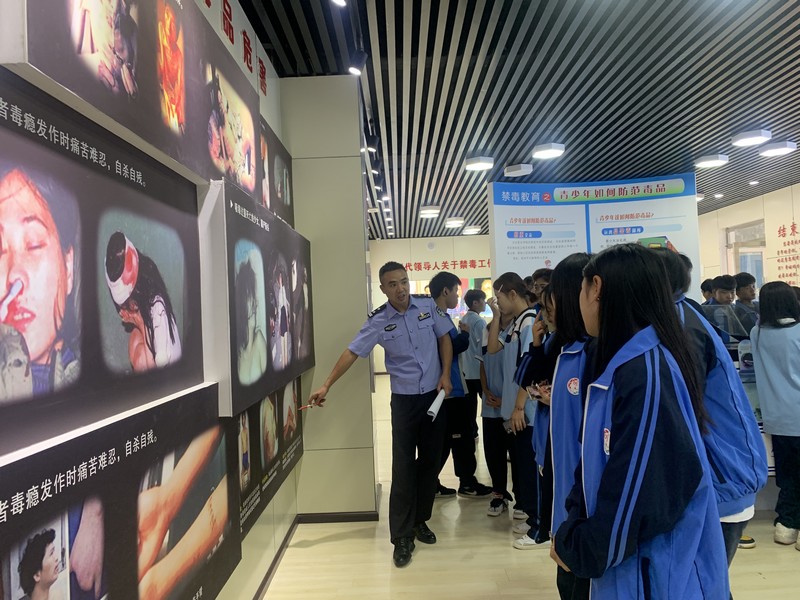 学生参观禁毒警示教育基地。