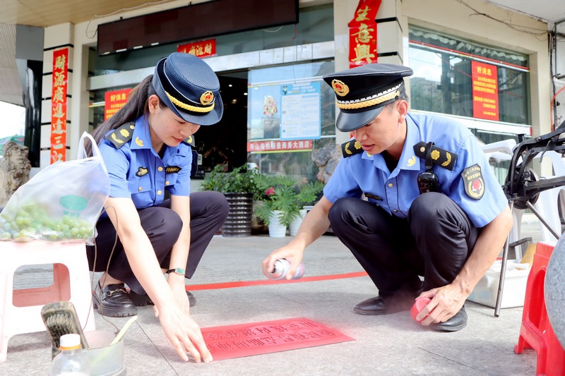 规划城市“文明线” 为流动摊贩“安个家”。