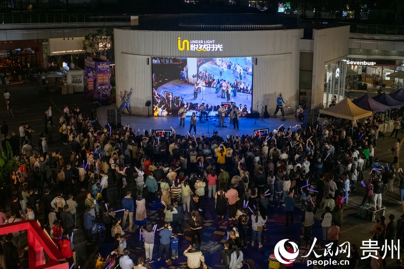 6月26日晚，贵阳市观山湖路边音乐会吸引不少市民游客驻足欣赏，感受音乐魅力。人民网记者 翁奇羽摄