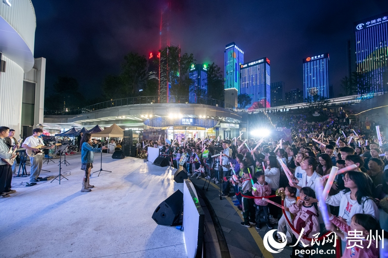 6月26日晚，贵阳市观山湖路边音乐会吸引不少市民游客驻足欣赏，感受音乐魅力。人民网记者 翁奇羽摄