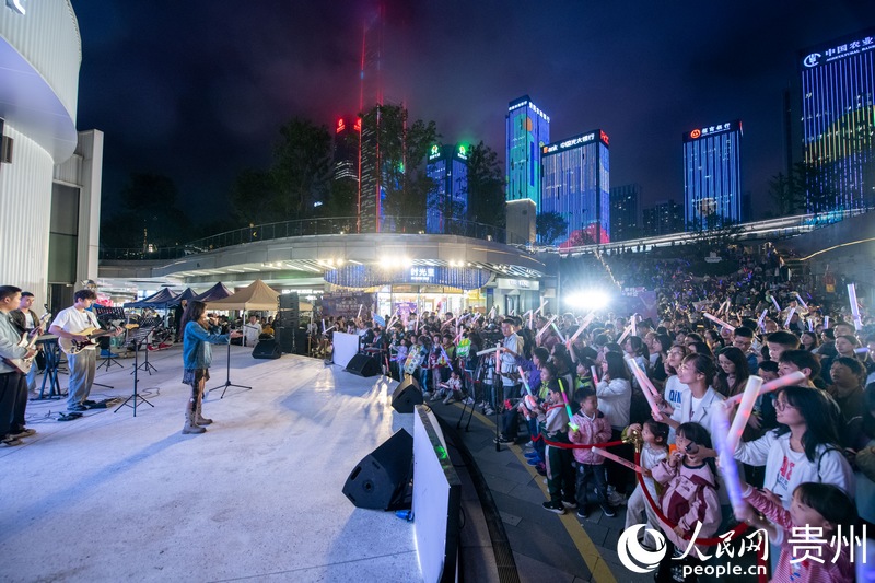 6月26日晚，貴陽市觀山湖“路邊音樂會”現場氣氛熱烈，觀眾陶醉音樂之中。人民網記者 翁奇羽攝