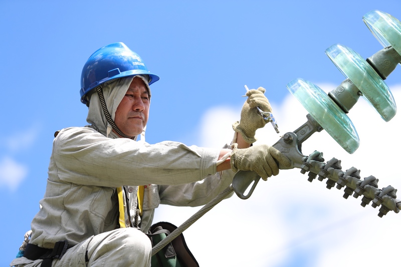 2、龍福剛穿著屏蔽服在110千伏高壓輸電線路上開展帶電作業。.JPG