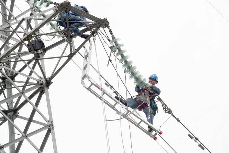 4、龍福剛使用他自己研發的高空作業梯在110千伏高壓輸電線路山工作。.jpg