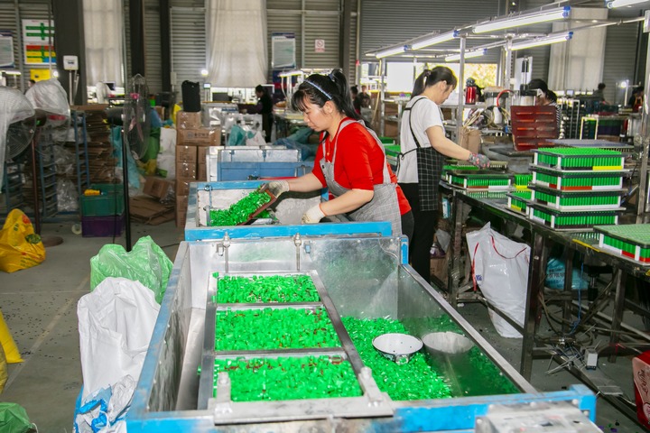该打火机企业加快马力，交付外贸订单。