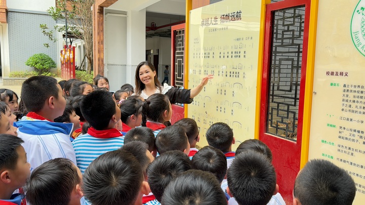 陈耀云教二年级学生唱江口县第一小学校歌。