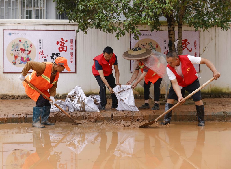 志願者和社區工作人員在清除淤泥。