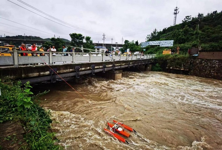 應急監測隊利用ADCP搶測洪峰。鄧恆攝