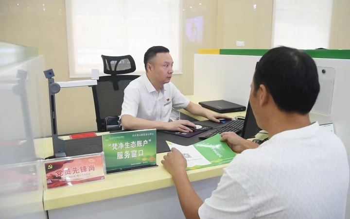 客户任志华正在咨询信贷业务。2
