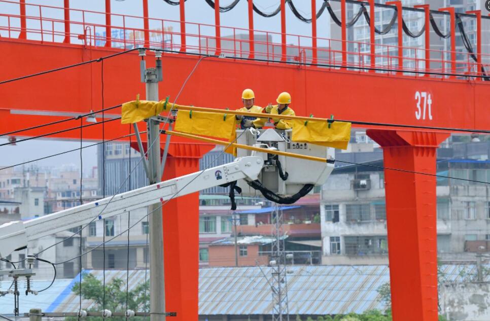 在安顺市西秀区玉碗井安置小区，因暴雨天气导致地下配电室水淹严重，为保障辖区358户住户用电，安顺市郊供电局立即组织人员进驻值守，密切关注水位下降情况，并组织对玉碗井安置小区搭建临时用电，装设一台500千伏安的变压器。陈娟摄