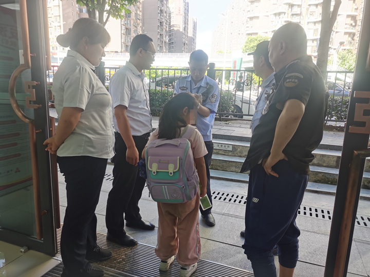 圖為該行工作人員向民警描述事情發展經過。圖為工行花溪支行提供