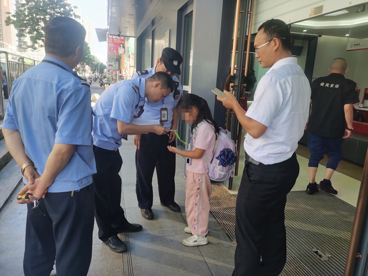 圖為轄區民警現場詢問走失孩童情況，確認走失孩童身份信息。圖為工行花溪支行提供