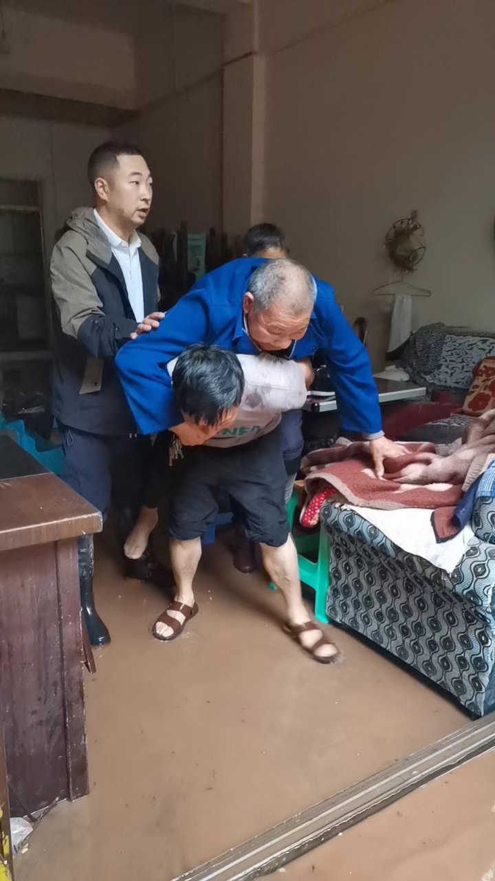 干部转移被困群众。