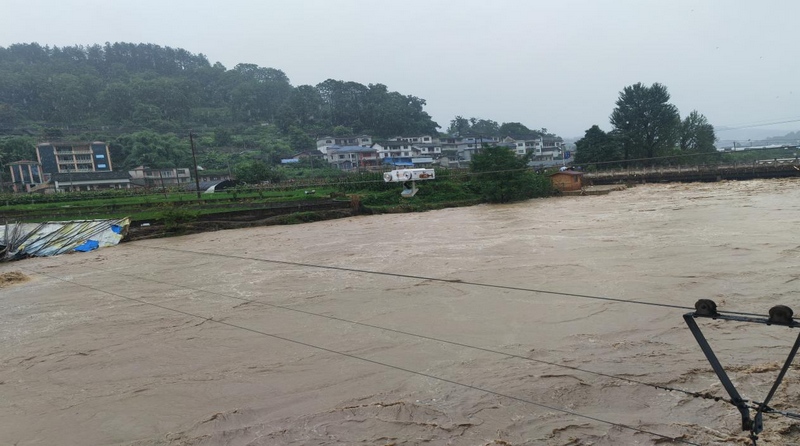 黄平县南门桥水文站洪水波涛汹涌。杨治富摄
