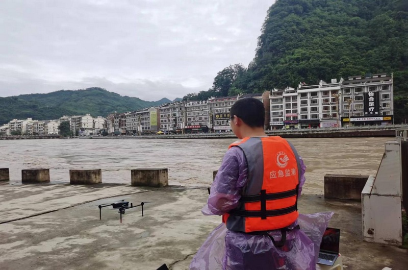 应急监测队员运用无人机进行视频测流。杨佳运摄