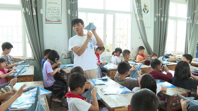 老师为学生讲解航空知识。林倚帆摄