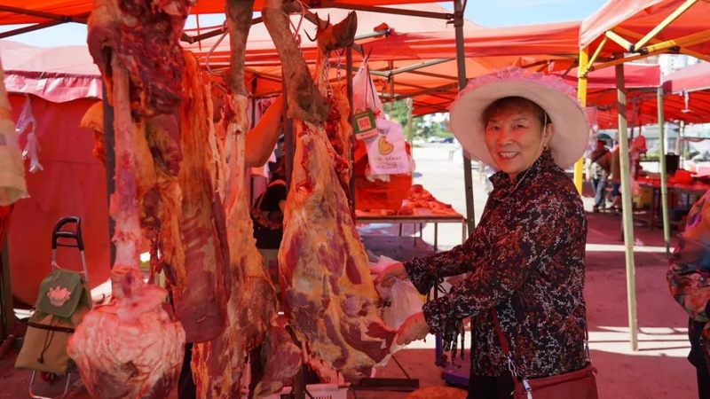 7月3日，在百里杜鹃花都城区，避暑游客在购买新鲜牛肉。赵刚摄