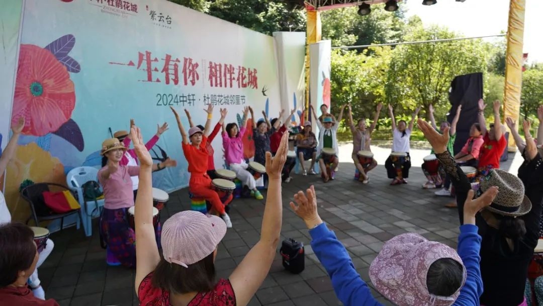 7月3日，避暑游客在百里杜鹃享受丰富多彩的娱乐文化生活。赵刚摄