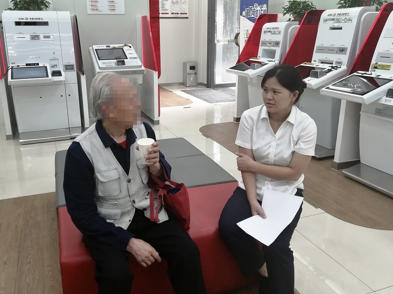 1 圖為工作人員提醒客戶注意資金安全，謹防被詐騙