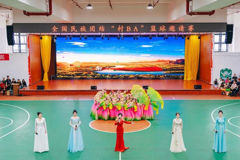 3、6月29日，两校师生在全国民族团结“村BA”篮球邀请赛决赛赛场上表演歌伴舞《我的祖国》。.jpg