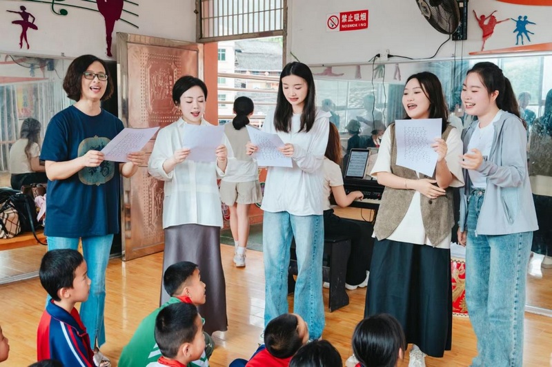 5、两校师生为台江乡村小学开设的音乐艺术课堂。.jpg