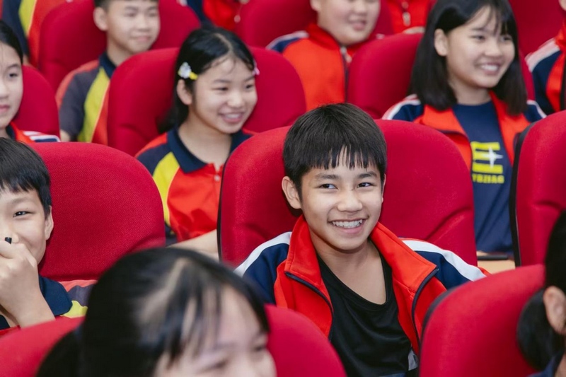 6、台江县施洞中学学生在音乐艺术课堂上听得喜笑颜开。.jpg