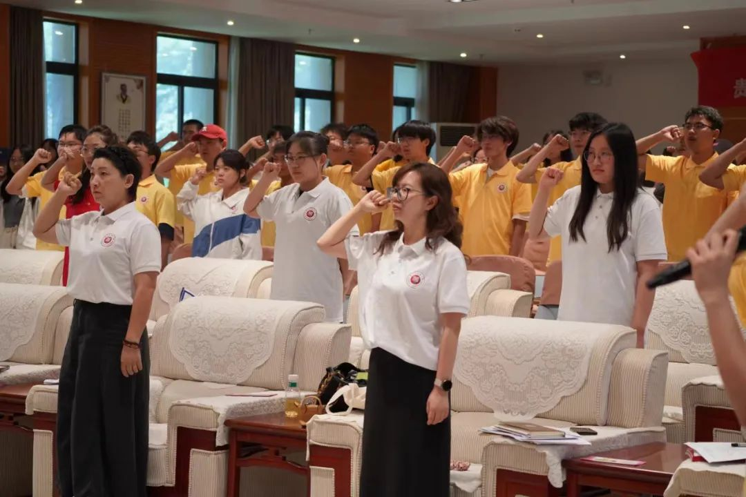 志愿者集体宣誓。