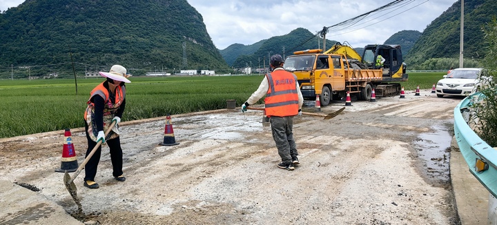 建设“四好农村路” 织就乡村“幸福网” 。