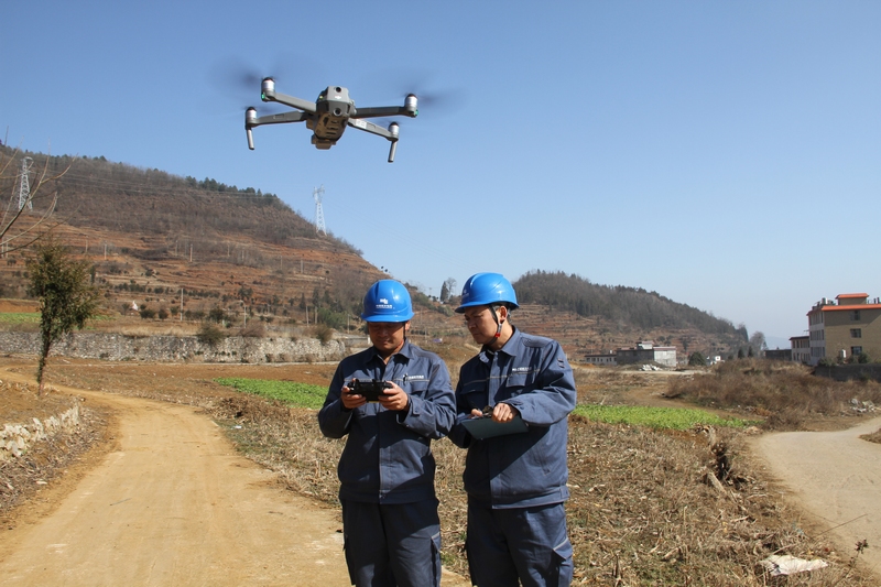 南方電網貴州六盤水鐘山供電局工作人員對煤礦10千伏專線進行“義診”。張亮攝