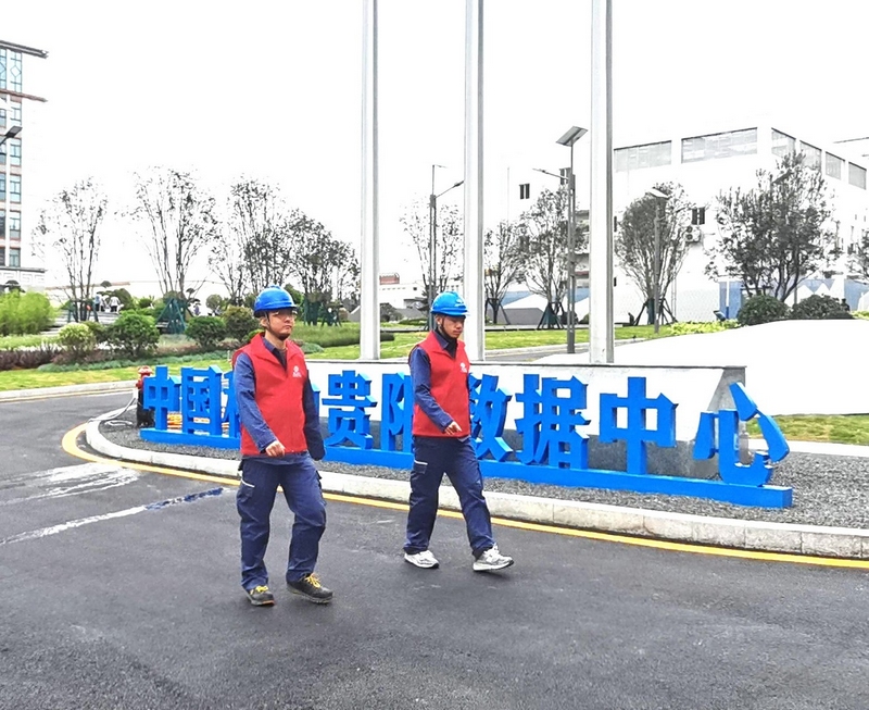 貴安供電局“雲上貴安”電力服務隊在移動數據中心進行電力排查。滕德雲攝