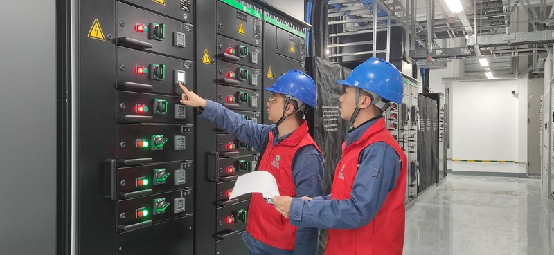 貴安供電局“雲上貴安”電力服務隊在國家電投貴安數據中心進行電力排查。滕德雲攝
