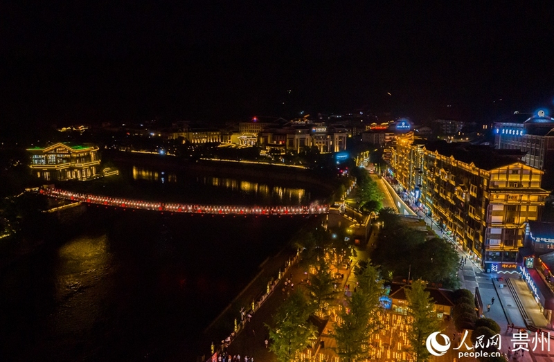 2、茅台镇夜景。人民网  阳茜  摄