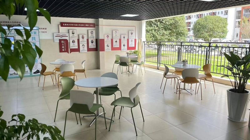 西校区13栋学生公寓公共休闲大厅。