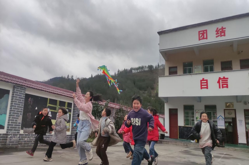 志願者與東風小學孩子們一起奔跑。