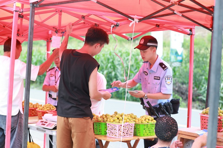 警員向群眾開展防詐反詐宣傳。