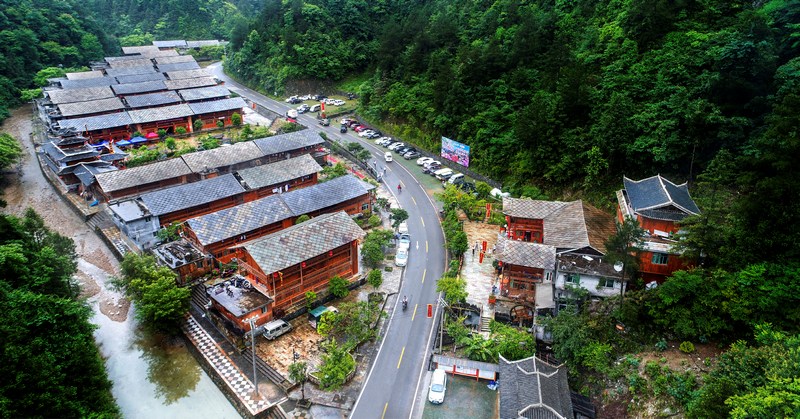印江縣S305大龍至琊川公路連接石板寨鄉村旅游。貴州省公路局供圖